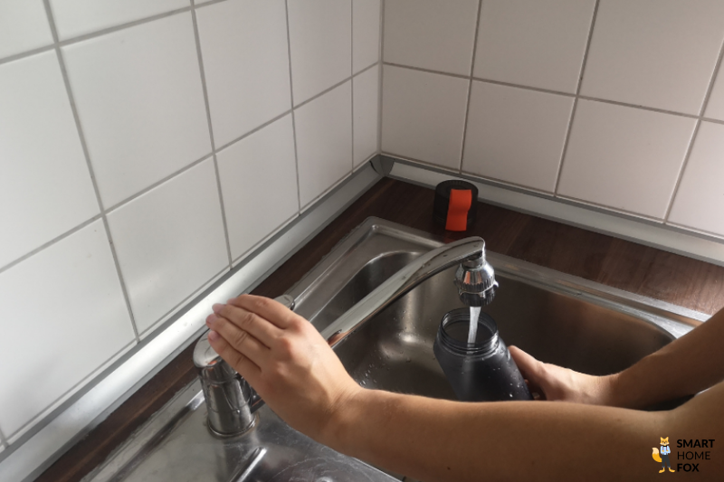 Ein Bild, auf dem man sieht, wie Wasser in die air up Flasche gefüllt wird.