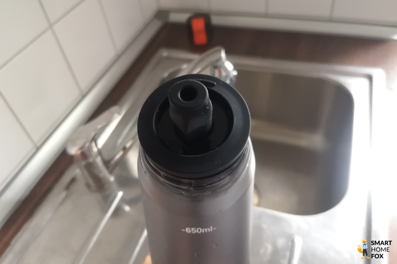 Ein Bild, auf dem man das Mundstück inkl. Strohhalm auf der Flasche aufgesetzt sieht.