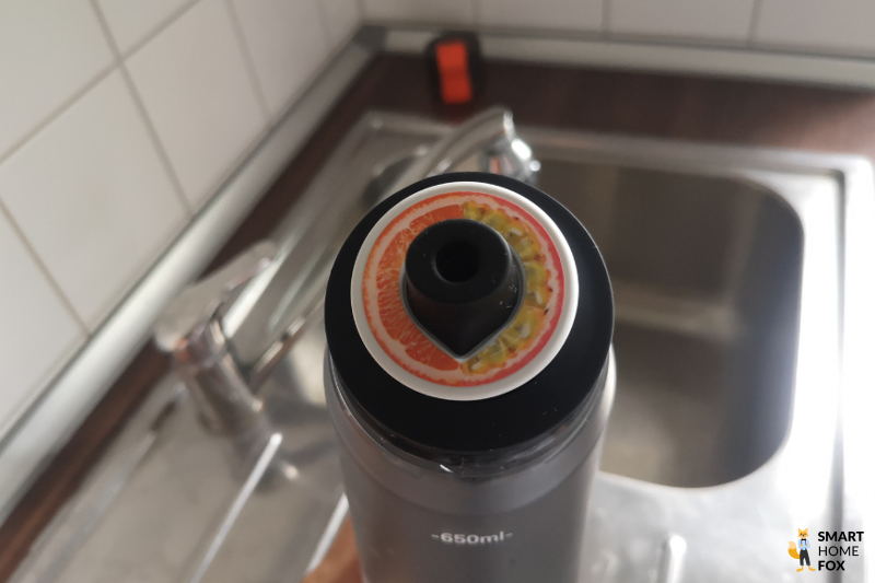Ein Bild, auf dem man den auf die Flasche gesetzten Duft-Pod sieht.