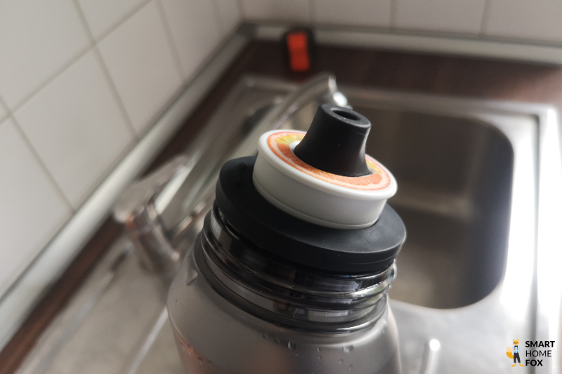 Ein Bild, auf dem man den hochgezogenen air up Duft-Pod auf der Flasche sieht.