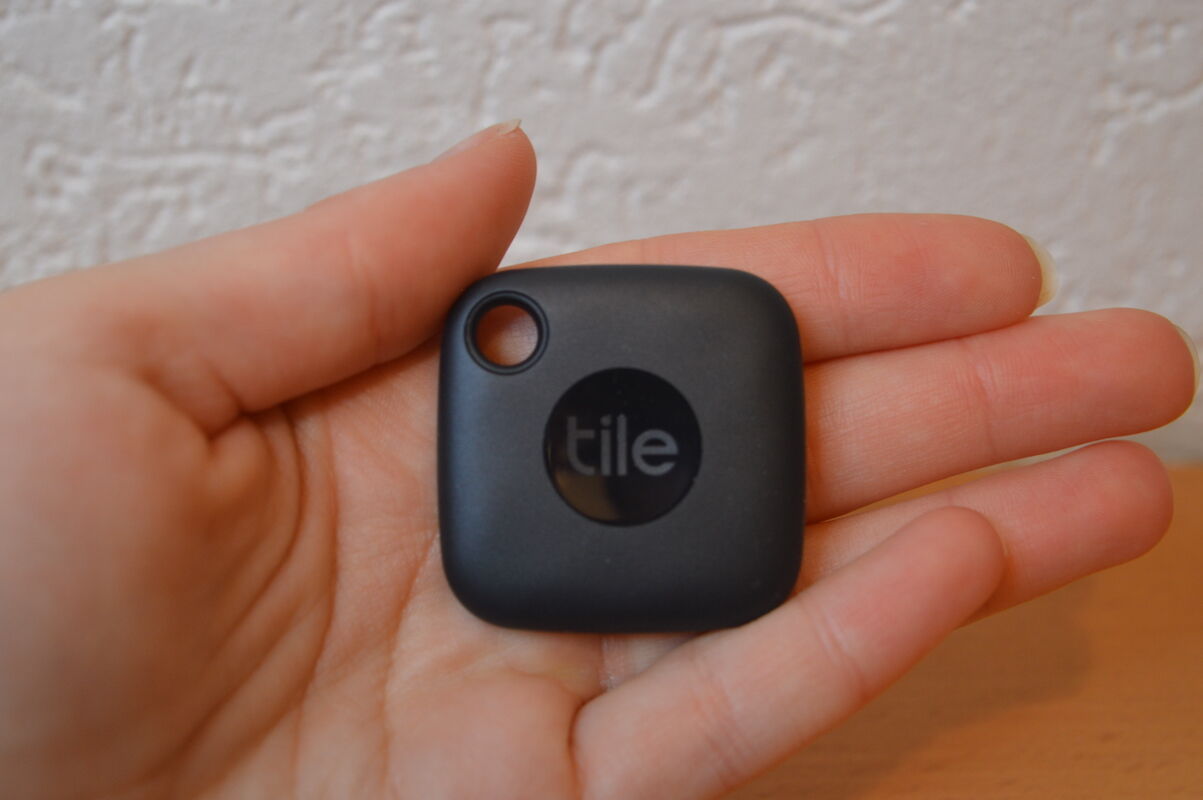 Tile Mate Tracker wird in der Hand gehalten