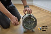 Man sieht den Shark FlexBreeze FA050EU HydroGo Akku Ventilator mit Wasser-Sprühnebel-Funktion.