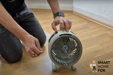 Man sieht den Shark FlexBreeze FA050EU HydroGo Akku Ventilator mit Wasser-Sprühnebel-Funktion.