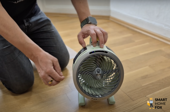 Man sieht den Shark FlexBreeze FA050EU HydroGo Akku Ventilator mit Wasser-Sprühnebel-Funktion.