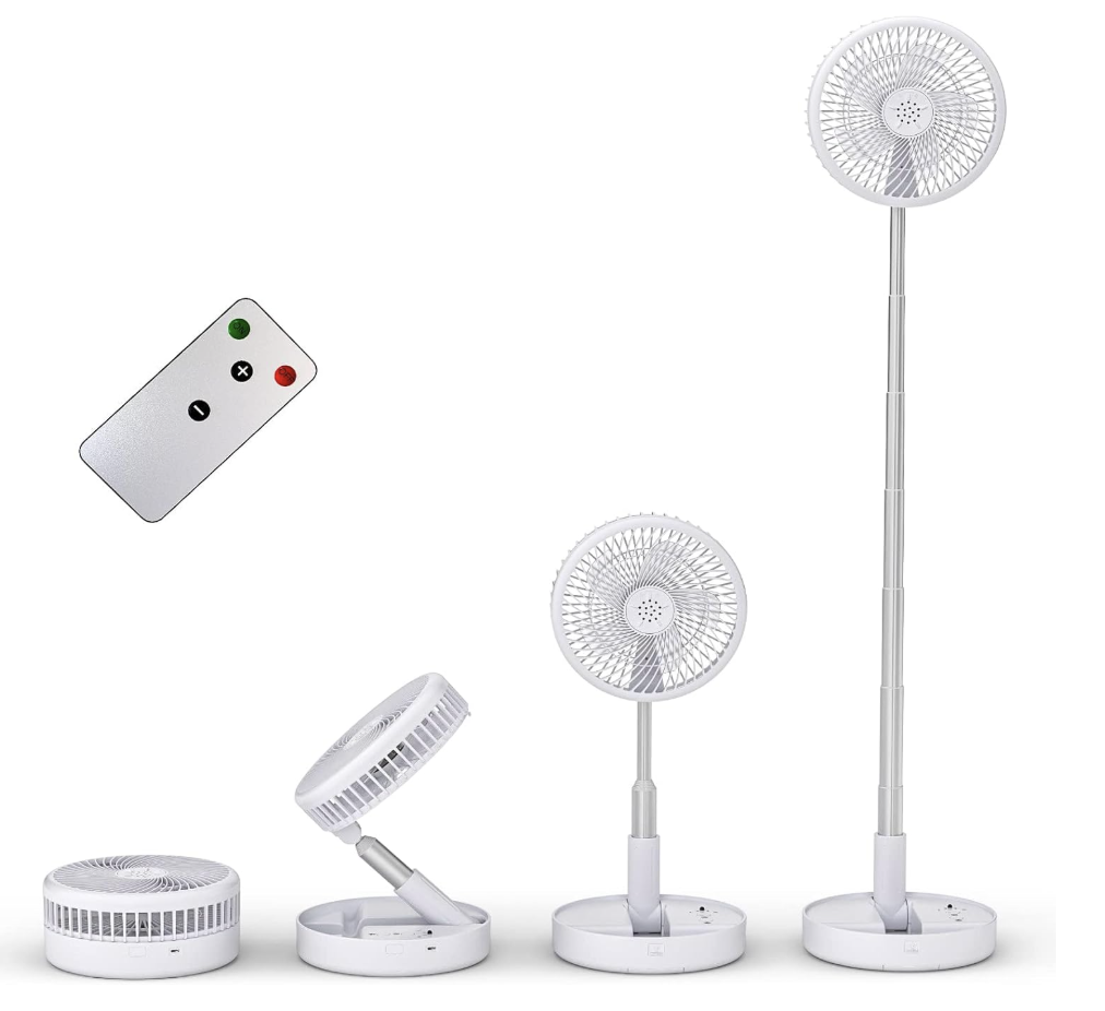 Man sieht den Primevolve Akku-Standventilator in Weiß, zusammengeklappt und im Standmodus.