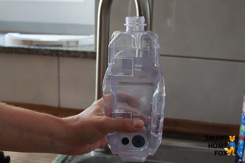 Man sieht wie der Frischwassertank eines Akku-Saugwischers befüllt wird.