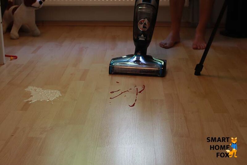 Man sieht, wie der Boden mit einem Akku-Saugwischer gereinigt wird.