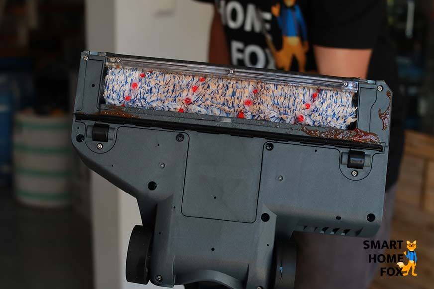 Man sieht die Bürstenwalze eines Akku-Wischsaugers.