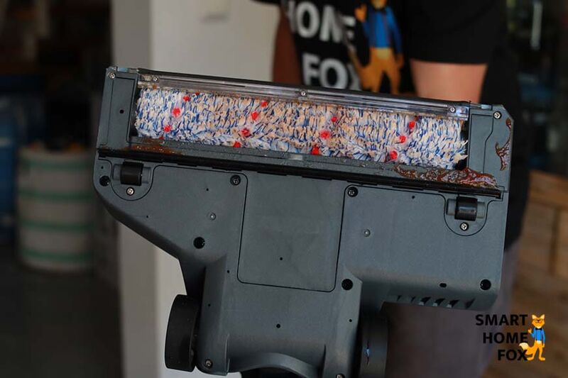 Man sieht die Bürstenwalze eines Akku-Wischsaugers.