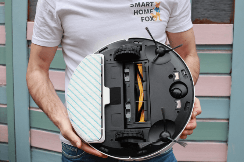 Man sieht den Wischmopp eines Saugroboters von unten.