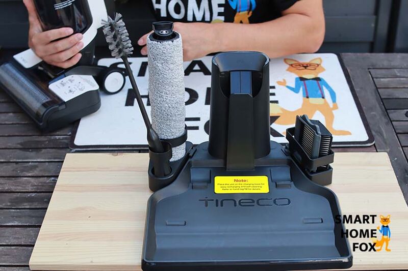 Man sieht die Ladestation eines Akku-Saugwischers.