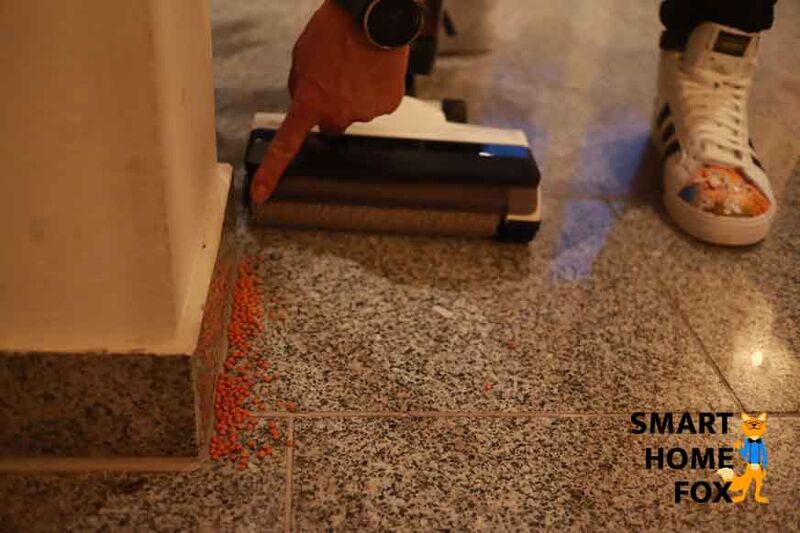 Man sieht, wie an einer Kante mit einem Akku-Saugwischer geputzt wird.