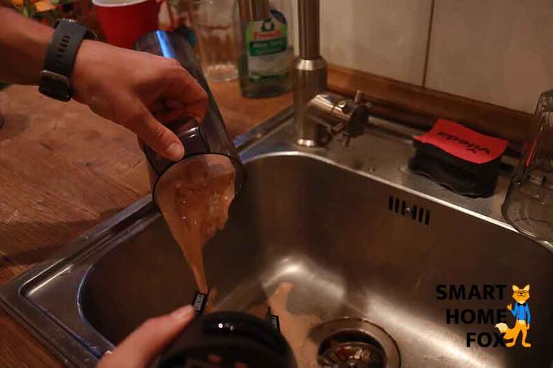 Der Schmutzwassertank eines Akku-Saugwischers wird geleert.