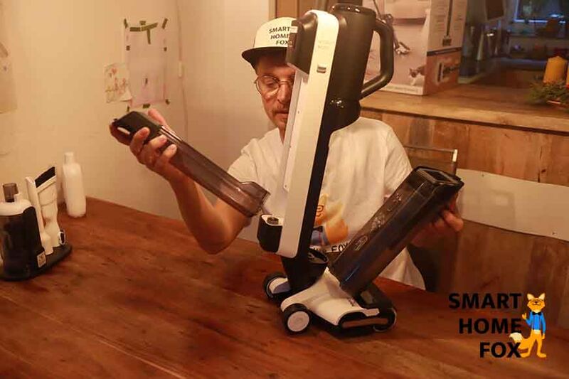 Man sieht die 2 Wassertanks eines Akku-Wischsaugers.