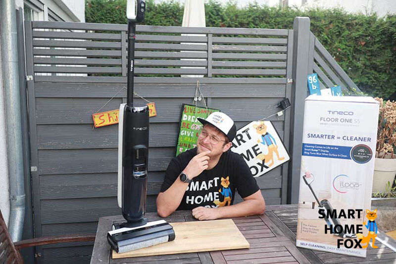 Man sieht einen Akku-Wischsauger auf einem Tisch.