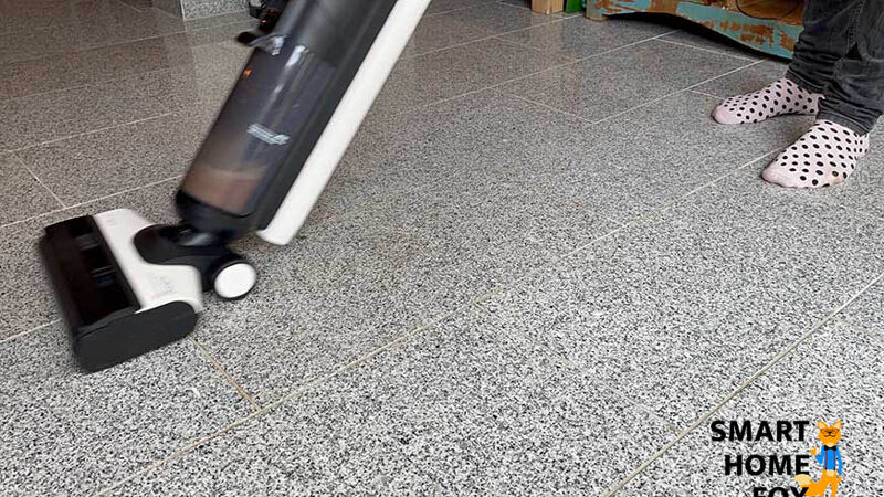 Man sieht, wie der Boden mit einem Akku-Saugwischer geputzt wird.