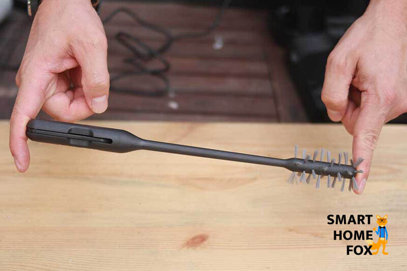 Man sieht das Reinigungswerkzeug eines Akku-Saugwischers.