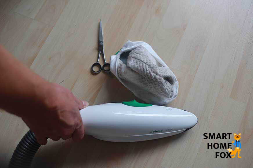 Schmutz aus der Matratze, in aufgeschnittenem Beutel