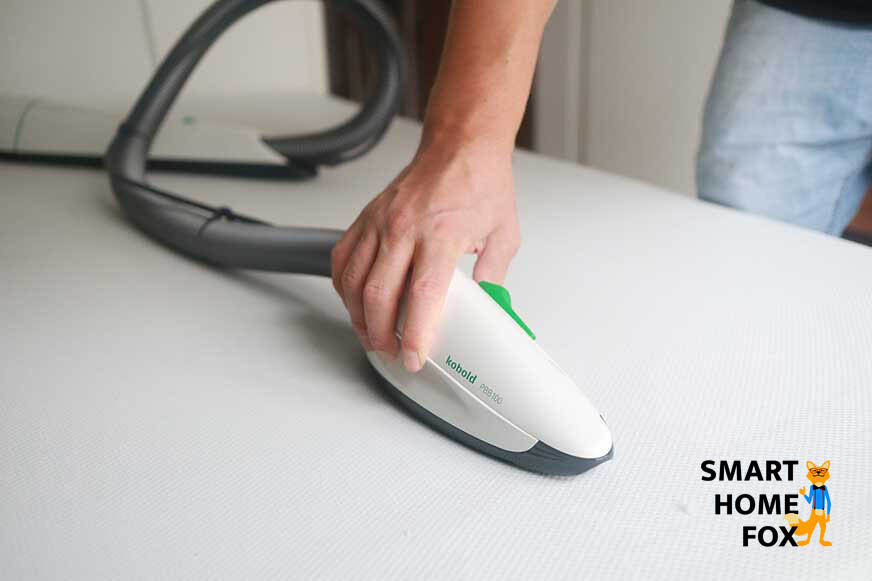 Beim Saugen der Matratze