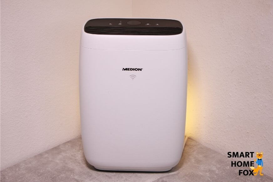 Der Medion MD10378 Luftreiniger steht auf einem Tisch