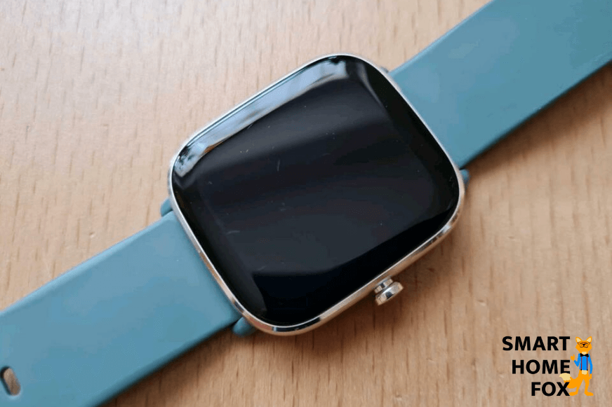 Die Amazfit GTS 2 Mini Smartwatch von Aldi liegt beim Test auf dem Tisch