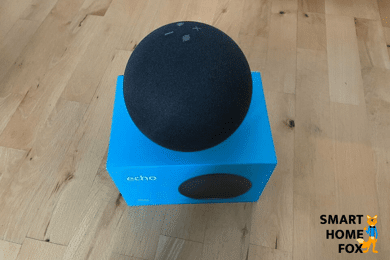 Echo Dot steht auf dem Tisch