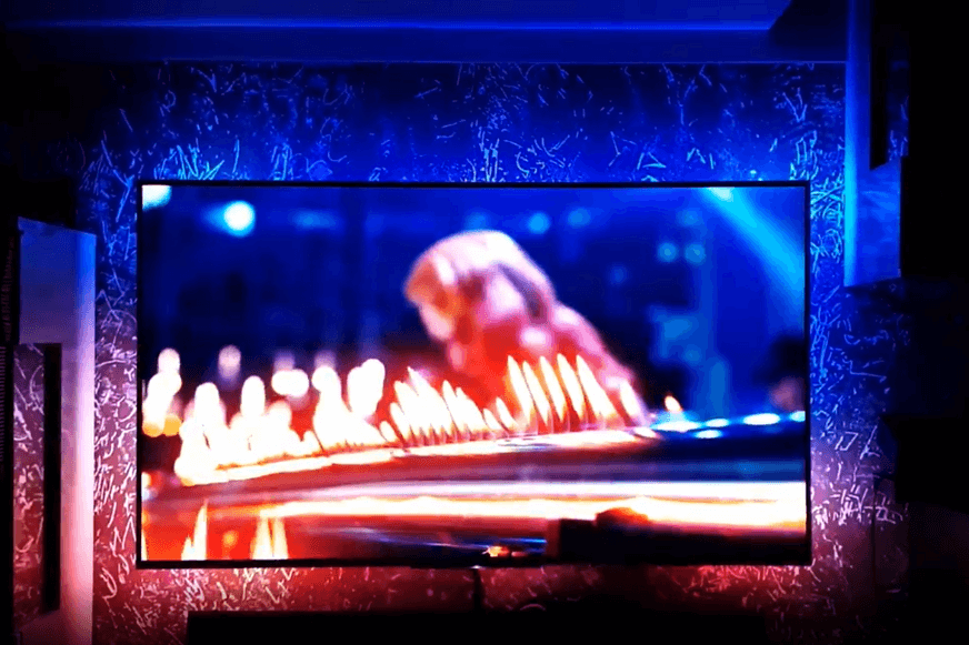 Dreamscreen Ambilight TV Hintergrundbeleuchtung ist an der Wand zu sehen
