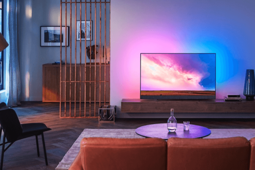 Philips Hue Play Gradient Lightstrips erzeugen einen bunten Lichteffekt an der Wand hinter dem Fernseher