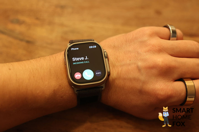 Man sieht einen eingehenden Anruf auf der Apple Watch Ultra.