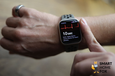 Man sieht, wie mit der Apple Watch Ultra ein EKG erstellt wird.