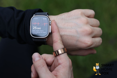 Man sieht, wie mit der Apple Watch Ultra ein EKG erstellt wird.