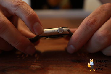 Man sieht Taste und Krone der Apple Watch 8.
