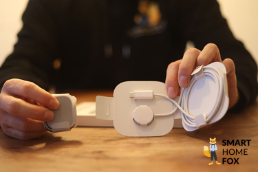 Man sieht das Ladekabel der Apple Watch Ultra.