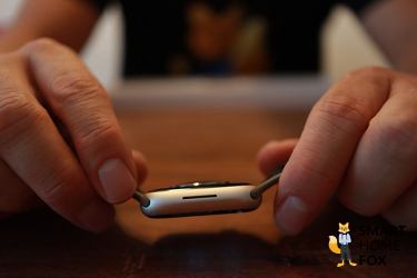 Man sieht den Lautsprecher der Apple Watch 8.