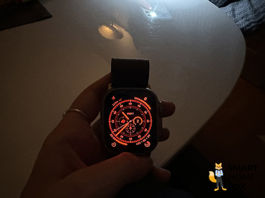 Man sieht den Nachtmodus des Wegweiser-Ziffernblattes auf der Apple Watch Ultra.