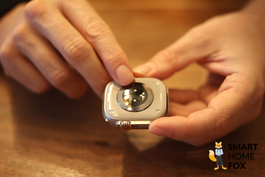 Man sieht die Sensoren auf der Unterseite der Apple Watch Ultra.