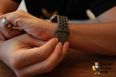 Man sieht das Armband der Apple Watch 8.