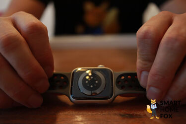 Man sieht die Sensoren auf der Unterseite der Apple Watch 8.