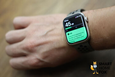 Man sieht das eckige Gehäuse der Apple Watch 8.