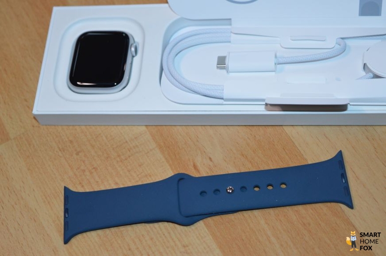 Apple Watch 9 mit Kabel und Armband in der Verpackung