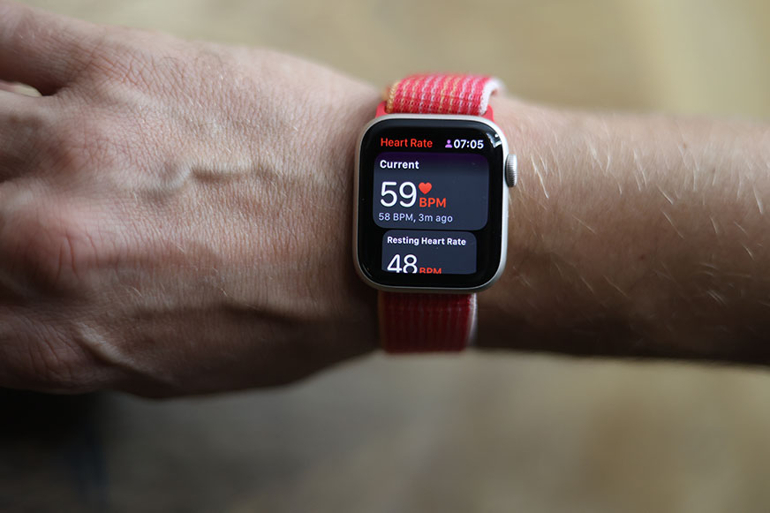 Man sieht die Herzfrequenzmessung auf der Apple Watch SE.