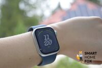 Apple Watch 9 in Silber Aluminium mit Sturmblauen Armband