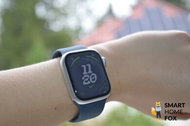 Apple Watch 9 in Silber Aluminium mit Sturmblauen Armband