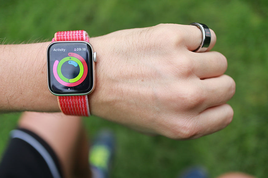 Man sieht die Apple Watch SE.