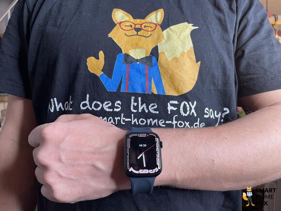 Man sieht, wie die Apple Watch 7 am Arm getragen wird.