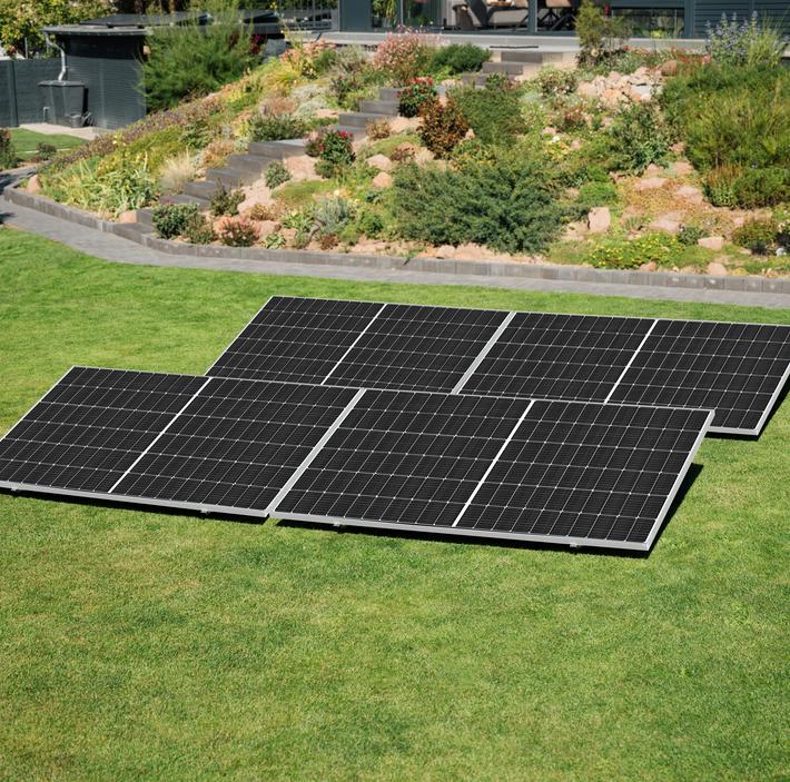 Das Priwatt priFlat Quattro XL Balkonkraftwerk mit 2300 Wp steht auf dem Rasen mit 4 Solarmodulen.