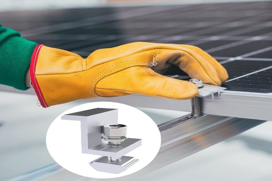 Man sieht eine Hand, die die Frotox Halterungen anbringt.