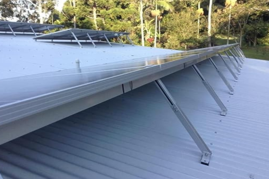 Man sieht die Aufständerungen von TEOV auf einem Dach.