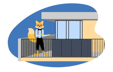 Smart Home Fox auf einem Balkon mit Solarpanels