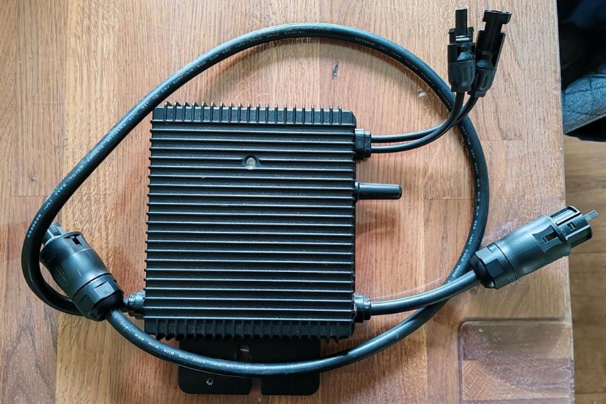 Die Hoymiles HM-350 Mikrowechselrichter liegt auf einem Tisch.